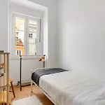 Traditional 2 Bedroom With Amazing Garden - Fiona - 26579al * ליסבון