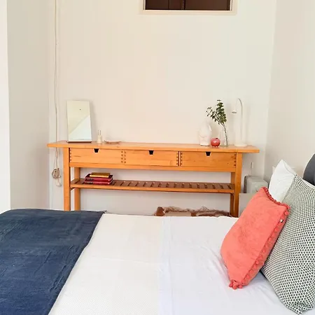 Fiona's - Traditional 2 Bedroom With Amazing Garden *
