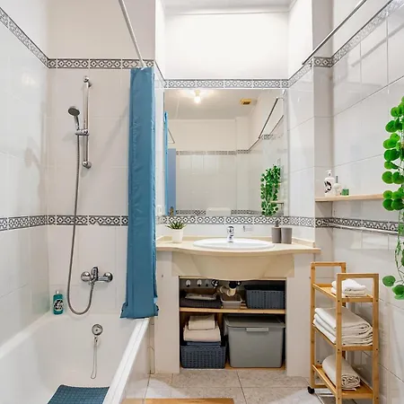 Fiona's - Traditional 2 Bedroom With Amazing Garden Apartmán *